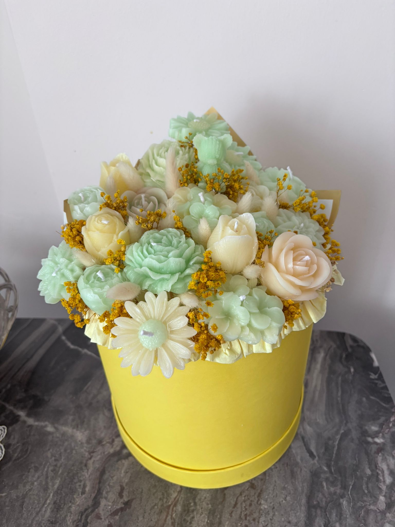 Özel Büyük Kutu Sarı Mum Buketi